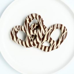 Dark-Chocolate-Pretzel-with-White-String.jpg